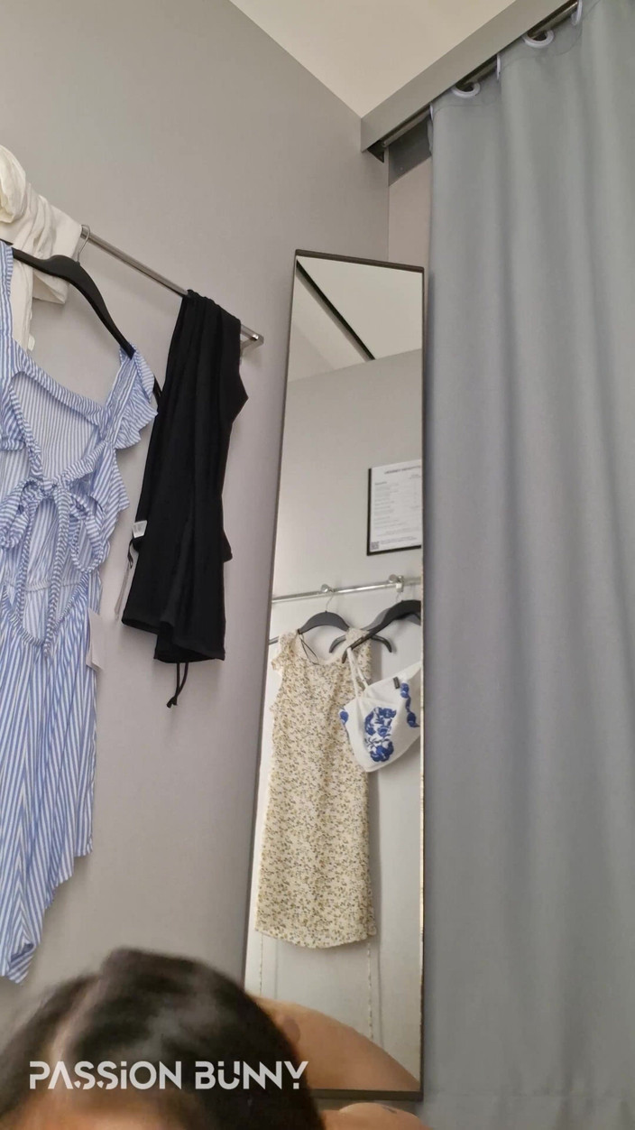 PassionBunny: Zmiana Ubrań - Przymierzalnia I Zabawa Z Napalonej Cipki