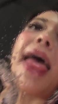 Kiwako Oikawa täcker dig i spott och befaller din orgasm: smutsigt samtal, dominerande röst och straff i varje droppe.