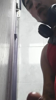 쇼핑 센터 욕실의 Gloryhole에 거대한 직선 자지가 나타납니다.