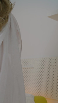 Una moglie tettona fa suo marito - una gonna e una collana sexy sono sufficienti. Sesso coniugale.
