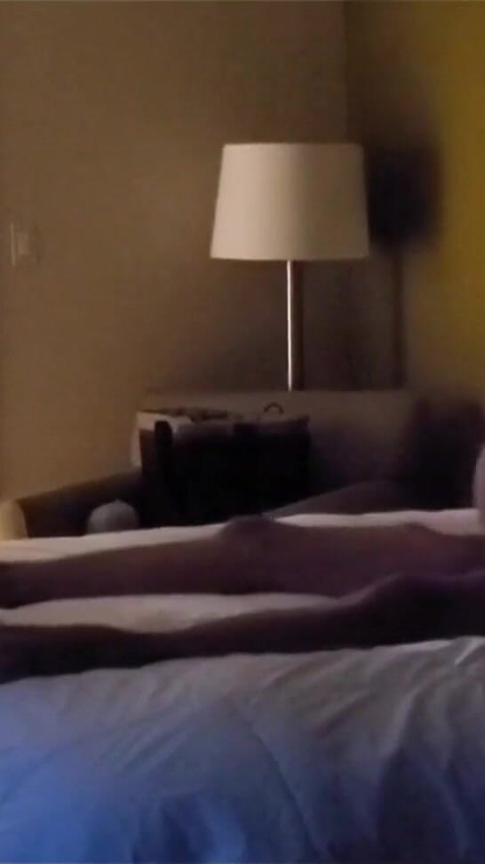 Mya Lane: Door open - undang pasangan hot di kamar hotel
