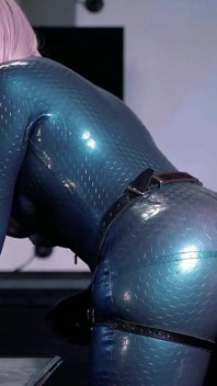 Strap-on hisap dan duduk muka dalam video femdom catsuit lateks