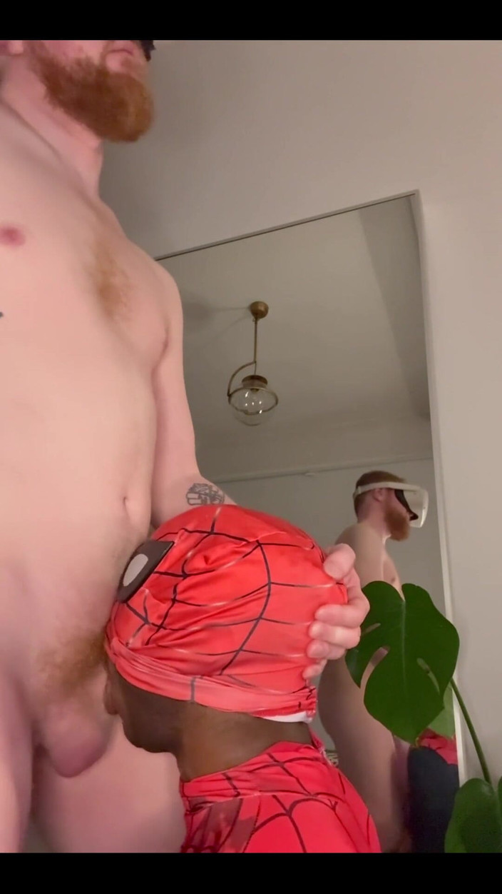 MilesHenryXXX: Protahování krku Spider-mana