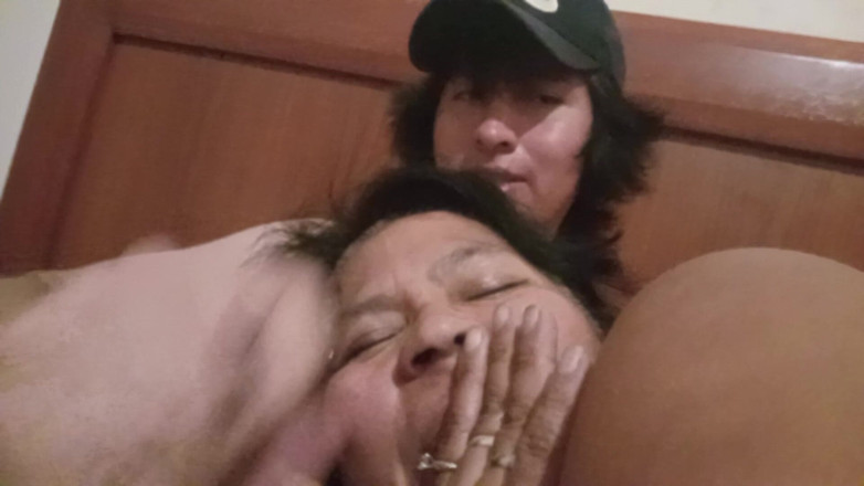 Moo DBOXXX: देखो मैं अपनी सौतेली मम्मी पर हॉट दूध कैसे फेंकती हूं -, वह मेरी आदी हो गई, उसका पति सिर्फ पूरे दिन काम करता है