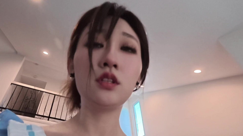 Chloe Lin: Esposa asiática desempacota brinquedos sexuais e é fodida por um mensageiro...