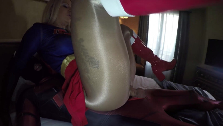 Nylon Xtreme: Un estratto da Caroline de Jaie - primo anale per superbitch
