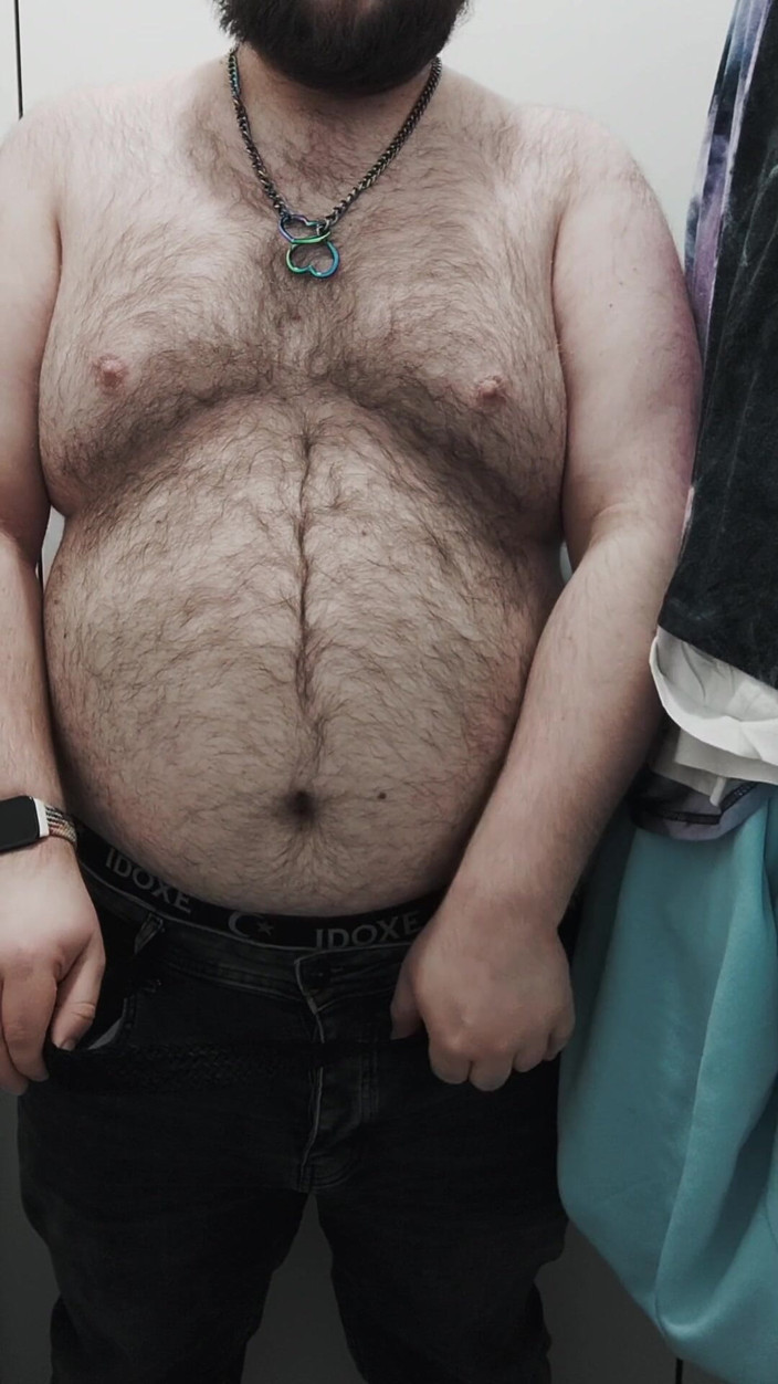BearPup Akuma: Beruang gemuk masturbasi di toilet dan menjilat air maninya