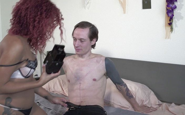 Adam &amp; Eve: 黒檀の赤毛ふしだらな女は猫でそれを取ります