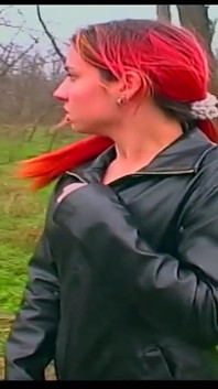 Rothaariges teen-mädchen pisst im freien
