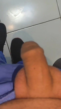 工作时在浴室的上的超级胶水。