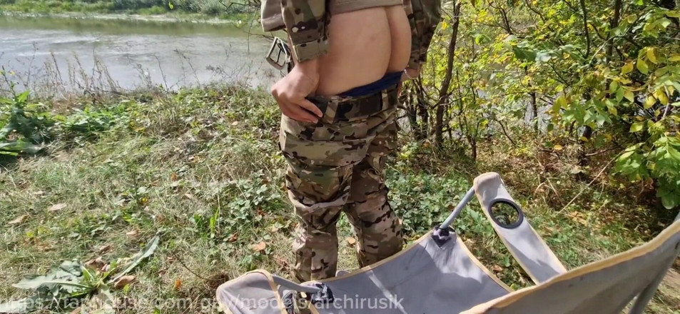 ArchiRusik: Náhodný muž nalil spoustu spermatu! armádní chlap vyhoněný a vylije...