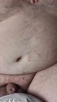 오늘 밤 나는 아빠에게 윤활유를 사용하여 뒤에서 관능적인 본딩 핸잡을 주고,