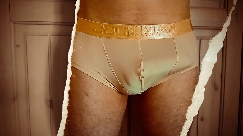 TheOldBigThing: 公共の場での禁止された接触。ライクラパンツの中に荷物を降ろすと、彼の道具がズキズキしている。