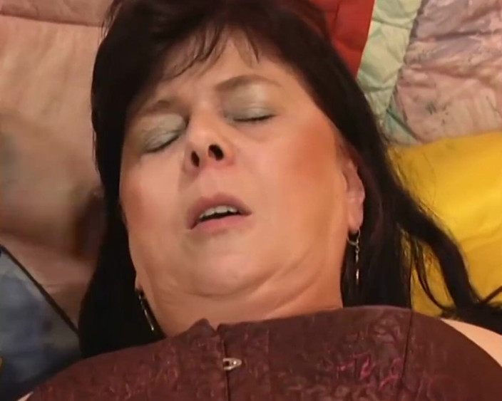 Mature Climax - 100% Mature Videos: Doamna matură este futută cu pumnul