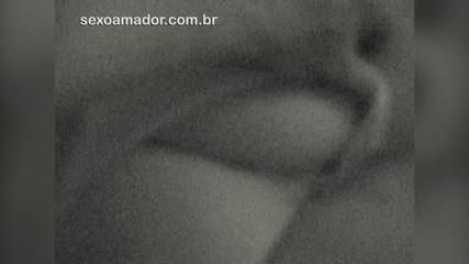 Amateurs videos: Un homme enregistre une vidéo de la mariée se reposant à...