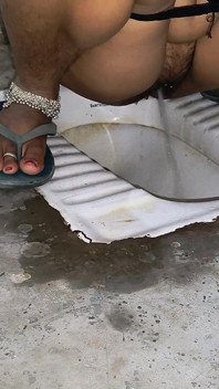 Mooie Bhabhi pist volledige kut close-up video