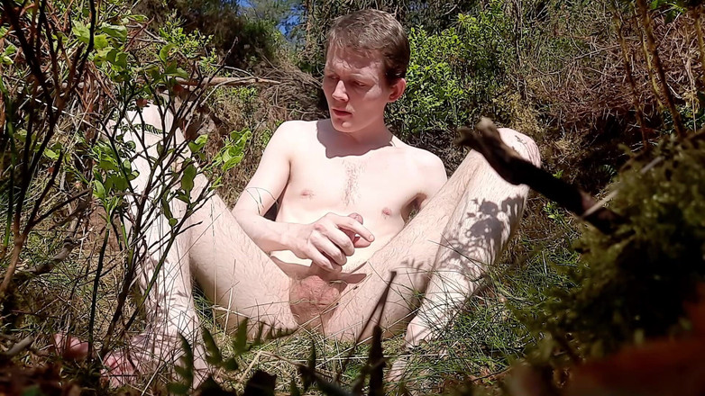 Forest Boi: 숲에서 벌거벗은 후 따먹기