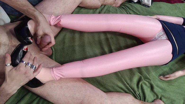 kickerscooter: Footjob mit roten Nägeln