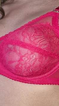 Sutien senzual din dantelă roșie, mănuși de lycra, mângâiindu-mi sânii rotunzi și fermi