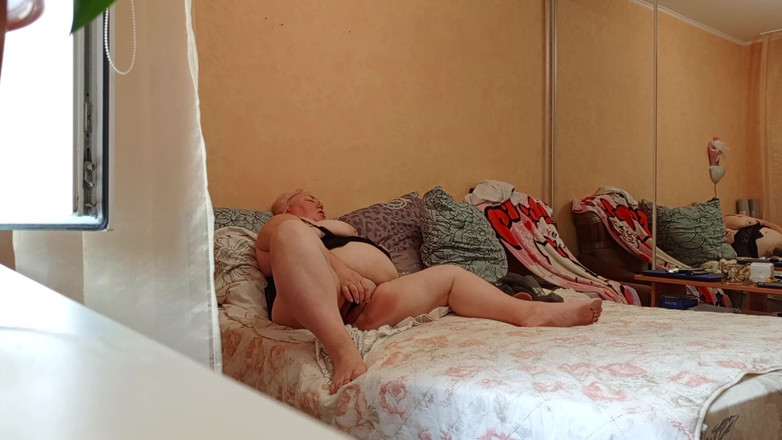 Zona901: Tetangga semok dengan memek basah lagi asik masturbasi pakai mainan...