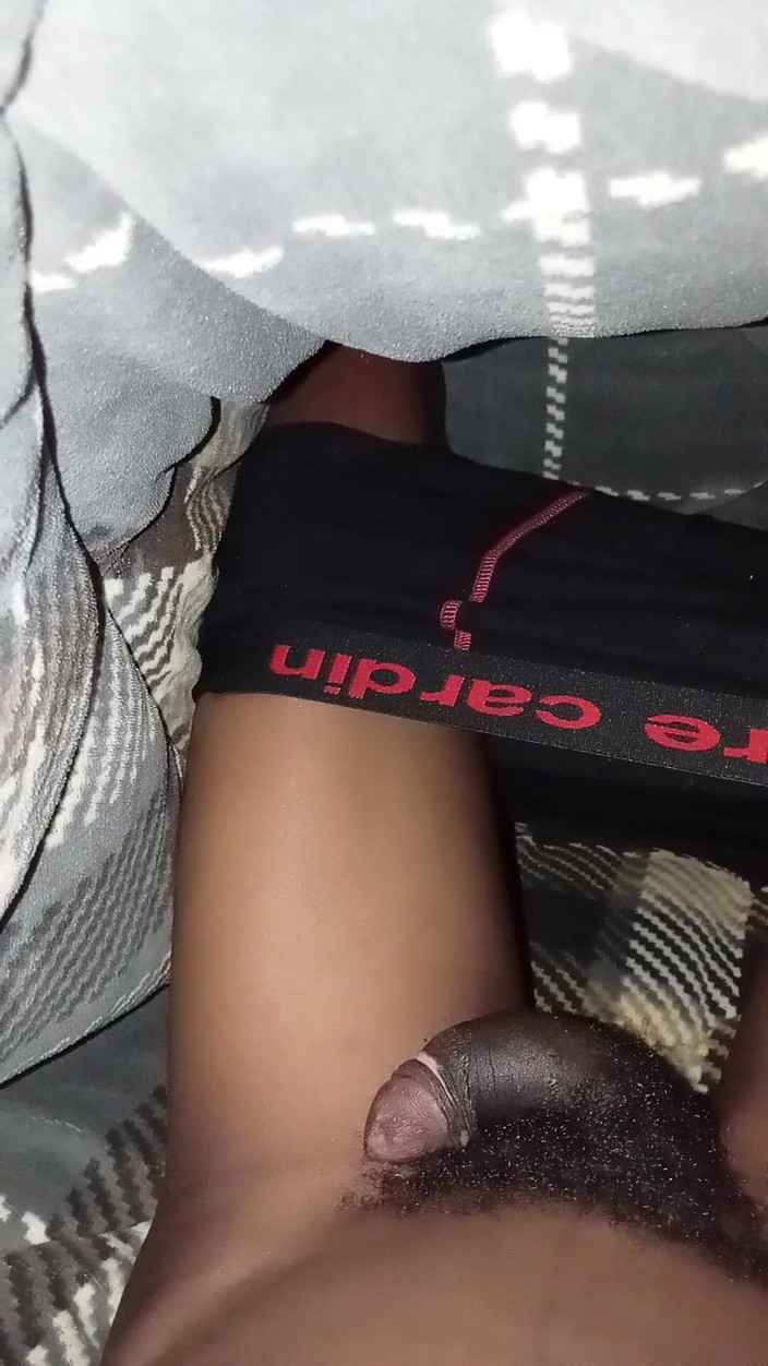 Black Bongs: Sexy si masturba da solo con un bbc in camera...