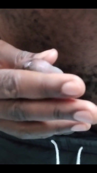 Une amatrice noire mince masse doucement son énorme bite bien dure le matin, partie 1