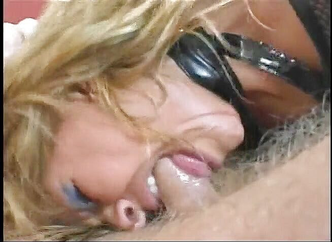 3some Bangers: La troia bionda viene sbattuta in entrambi i buchi