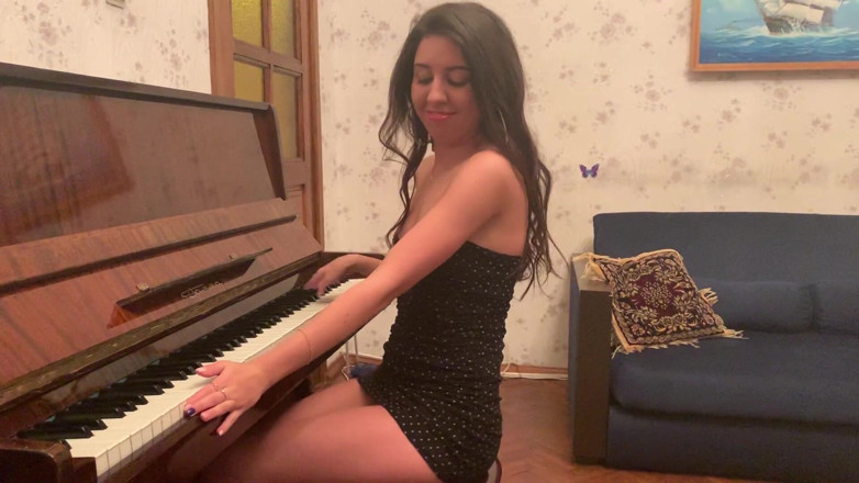 Katty West: 피아노에 앉아 자위하는 젊은 Katty West