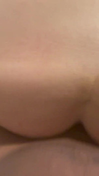 Une MILF suce et se fait baiser par une jeune grosse bite noire