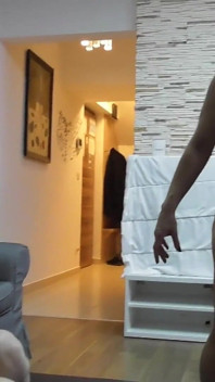 Esclavo de polla larga obtiene algo de acción