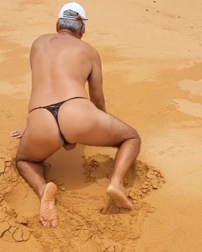 Ladysilvas: 팬티를 입은 해변에서 섹시한 엉덩이의 Ladysilva 크로스드레서