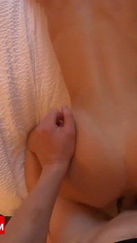 Un tip asiatic înalt umple de spermă o blondă minionă cu ochi albaștri în poziția capră