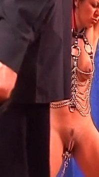 แม่น่าเย็ดผู้ใหญ่ที่ถูกล่ามโซ่โดนยั่วด้วยเสื้อผ้าและดิลโด้