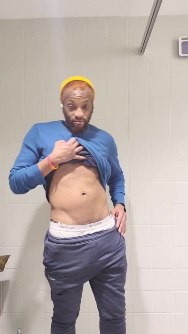 Kennie Jai: Kennie Jai se masturba no trabalho