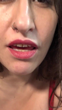 Auntjudys - tu casera tetona milf Ms. Kitty Kat te atrapa viéndola masturbarse (en primer plano)