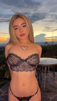 フェイシャル!美しいコロンビアのブロンド女性がシャレーでセックスされている