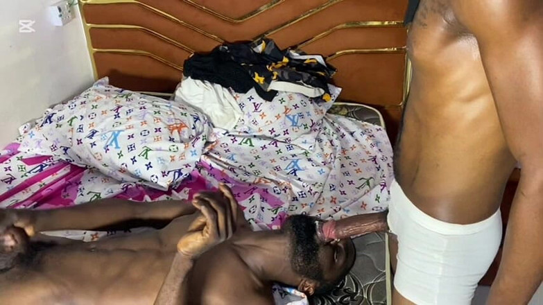 Porches: Mi compañero de cuarto me folla con su enorme polla