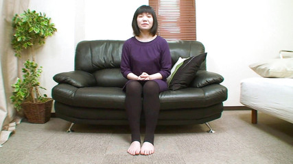 Asiatiques: Casting babe is toying her hairy cunt