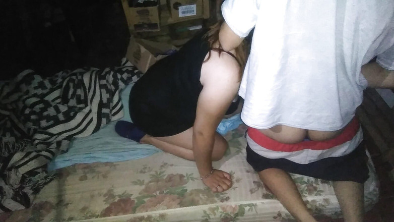 Fitcure1: Gadis dengan gaun pendek ini nyepong kontolku dan kami ngentot...