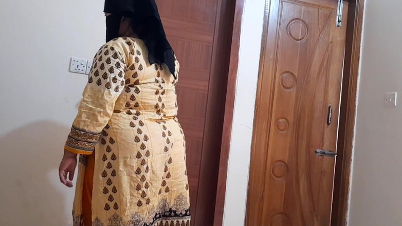 Aria Mia: Muçulmana rabuda e peitos enormes