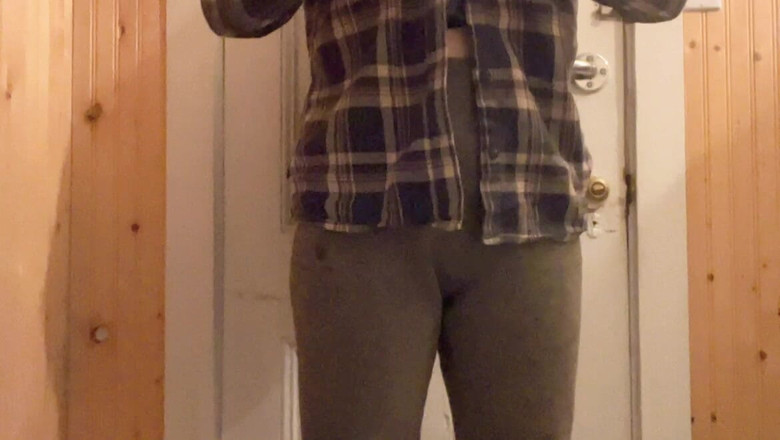 sweethanajapanese: Hana Prende Una Tazza D'acqua Pulisce La Figa in Bagno