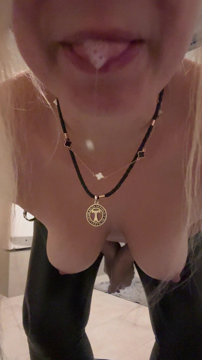 LarisaCum: Persetan pantatku dalam-dalam dengan penismu yang besar! Saya menyukainya, saya...