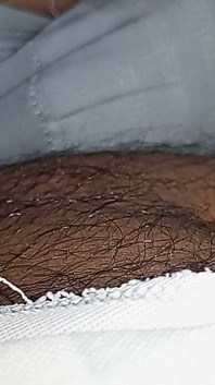 Büyük siyah yarağım emiyor ve göğüslerini yalıyor