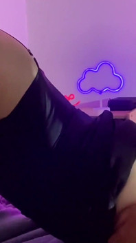Söt transflicka med stor röv ger avsugning och stönar i anal