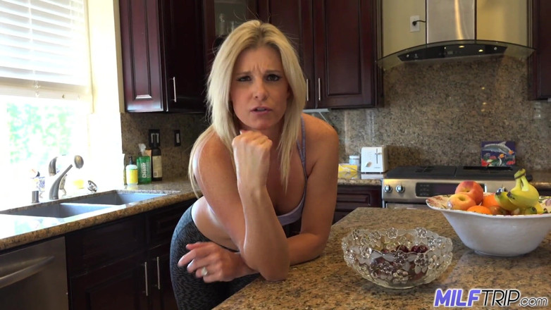 MILF Trip: India Summer scopa il figliastro mentre il marito è fuori