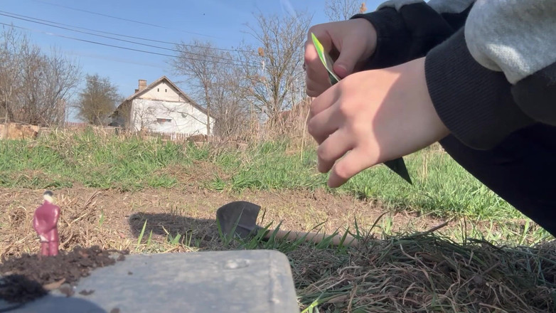 AmayaMori: ジャイアンテスガーデニングが大騒ぎ 彼女は小さな男を植える