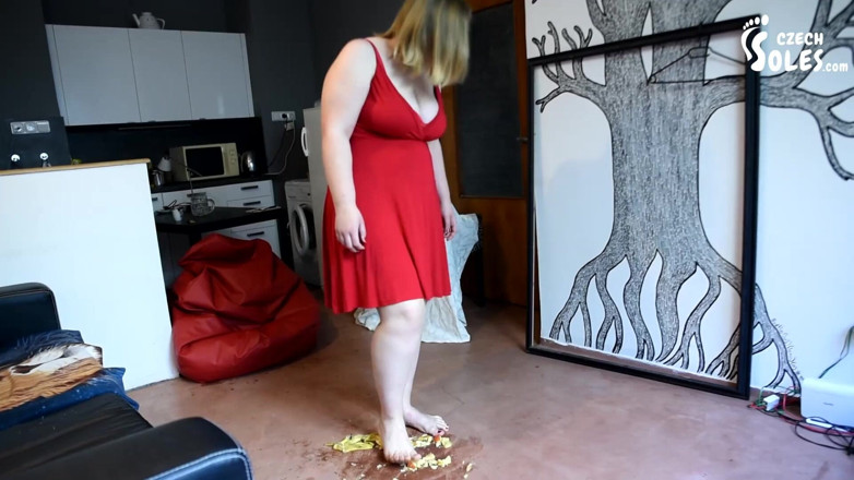Czech Soles - foot fetish content: Chica grande aplastando frutas y tú con sus enormes pies
