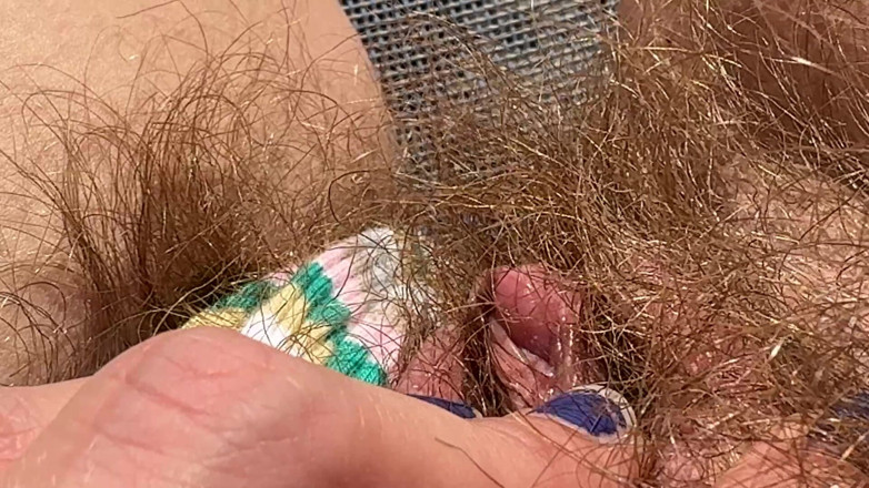 Cuteblonde666: Fată păroasă amatoare se masturbează în prim-plan cu clitoris uriaș