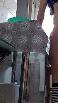 Figa pelosa della mora, grandi tette, donna pelosa sensuale in cucina. Sexy mamma, figa pelosa, culo grosso