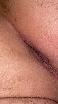 Gioca con il suo buco del culo e fa un pompino con sborrata su di me